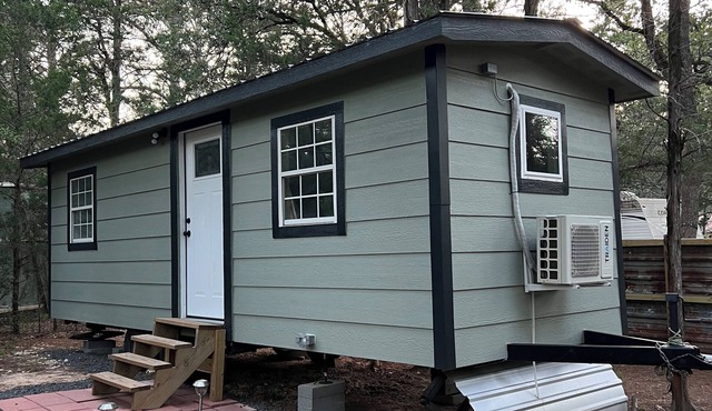 Cozy 1-bedroom cabin in lovely Bastrop- stay a weekend or longer