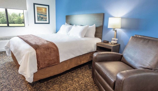 Cozy 1-bedroom hotel in delightful Huntersville up to 2 people