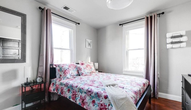 Cozy 1-BR Apartment in Church Hill Near Libby Park