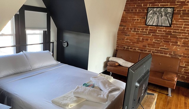 Cozy 1-studio apartment, industrial modern in charming Reading with WiFi, AC