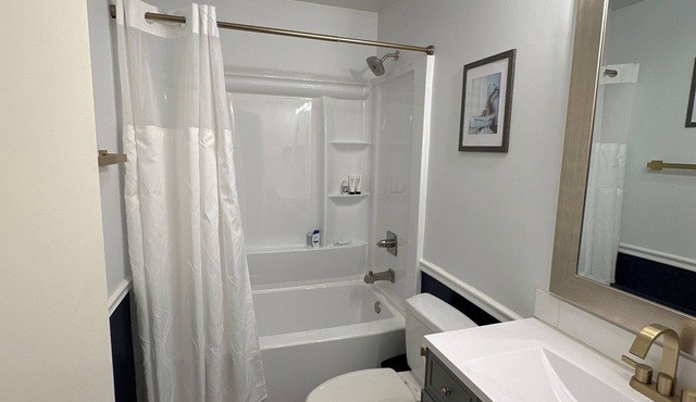 Cozy 2-bedroom condo in charming Greenville neighborhood with WiFi, AC