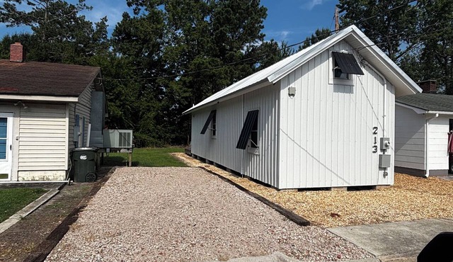 Cozy 2-bedroom cottage in delightful Columbia with AC