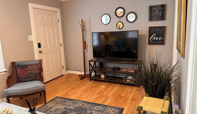 Cozy 2 bedroom cottage that is close to everything.