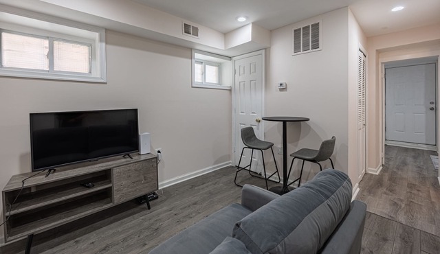Cozy 2 BR Near Public Transportation and Downtown