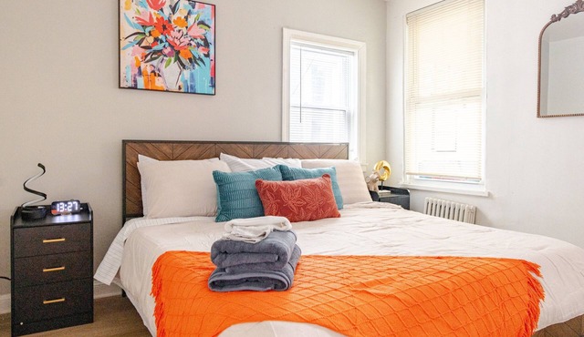 Cozy 2BR/1BA just 2 miles away from Capitol Hill! l Bright and Clean!