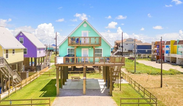 Cozy 2nd Row Beach House w Ocean Views in lovely Surfside Beach