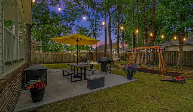 Cozy 3-bedroom cottage only a half mile from Garden City Beach!