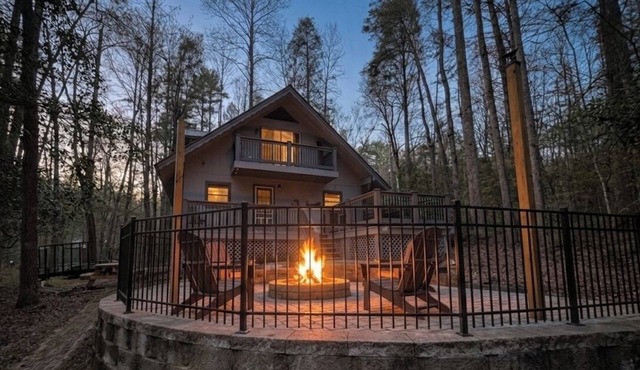 Cozy 3-bedroom cabin close to Vogel, Helton Creek Falls and much more!