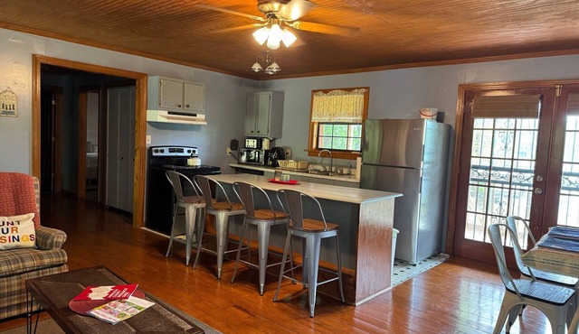 Cozy 3-bedroom cabin with a serene picturesque view of the lake at sunset