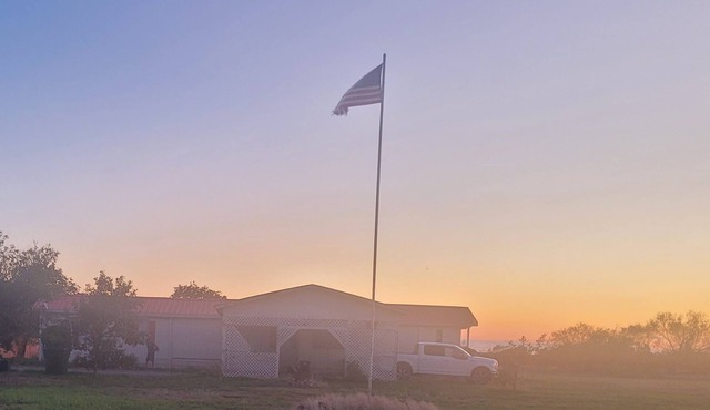 Cozy 3-bedroom mobile home with WiFi, AC, game room just outside of Eldorado.