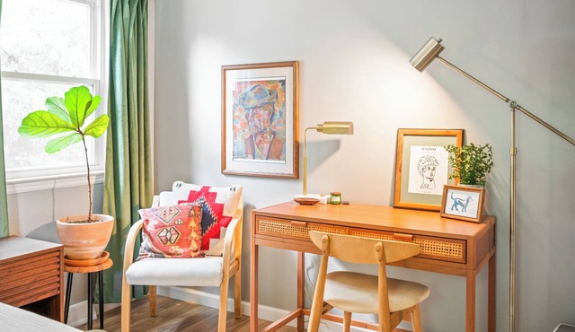 Cozy 3 bedroom w/2 living rooms, large fenced yard in charming Lynchburg.