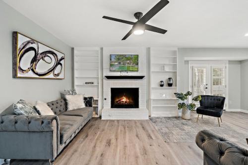 Cozy 5BR Home Sleeps 12 Near Downtown Austin and Tesla