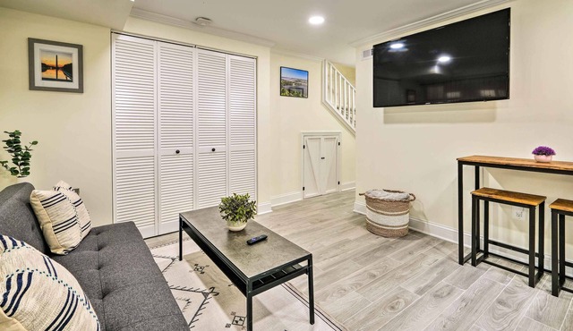 Cozy Alexandra Getaway ~ 5 Mi to Downtown DC!