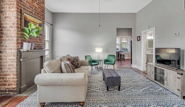 Cozy and Comfortable, 2 bedroom, screened porch, Walk to Forsyth Park