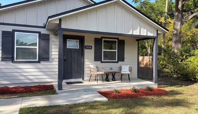 Cozy Bungalow close to downtown High Springs.