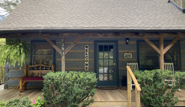 Cozy cabin on Howard's Creek! Near Skiing/Snow Tubing/ASU/Hiking/Breweries/Wine!