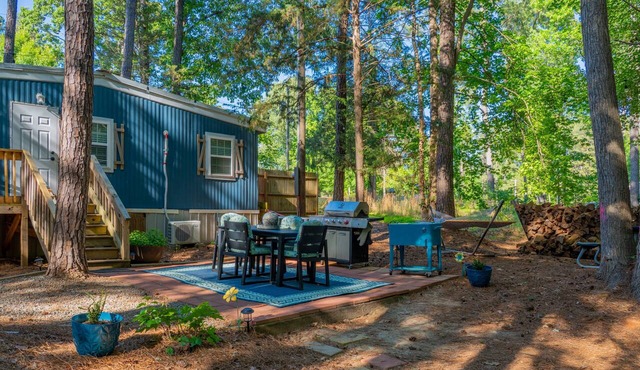 Cozy camp cabin & RV with fire pit, outdoor dining, games, kayaks and more!