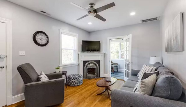 Cozy Cape with fenced yard near Carytown