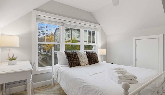 Cozy Carriage House - Clarendon Getaway