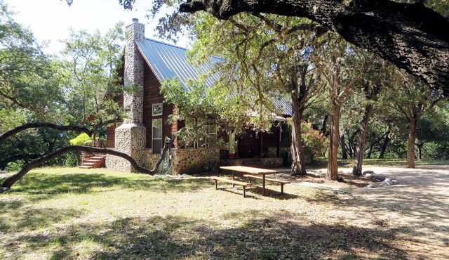 Cozy cedar/rock cabin & bunkhouse with private access to the Frio River.