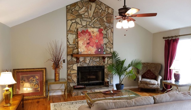 Cozy Cheerful vacation Home with pool & Recreation