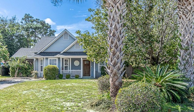 Cozy Coastal Cottage - Family Friendly, & minutes from the Beach!