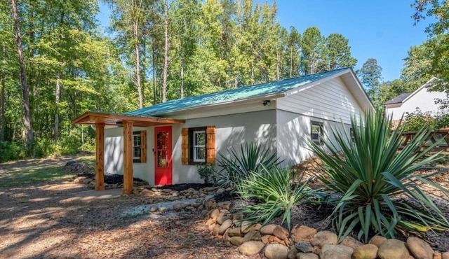 "Cozy Cottage" Denver: Near Lake Norman, Beatties Ford Park, Sleeps 7 + Fire Pit