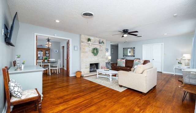 cozy cottage downtown 2bd/2bth pet friendly