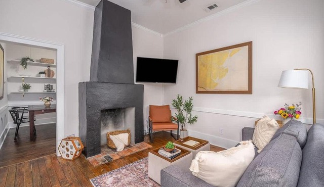 Cozy Cottage Retreat Parking and Private Patio