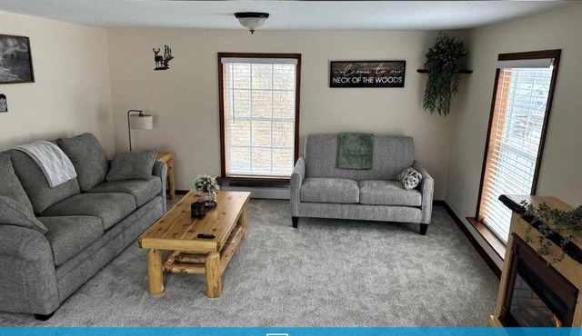 Cozy Cottage Sleeps 4 Walk to Downtown Springs
