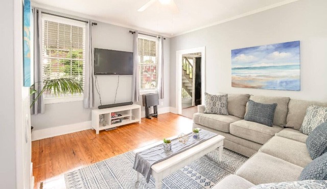 Cozy Downtown Charleston Apt