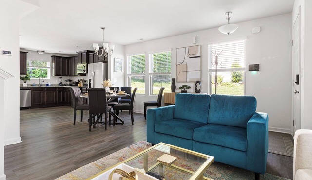 Cozy End Unit Townhouse 10 minutes to downtown Durham - pool open until Sept!