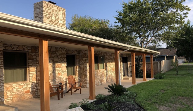 Cozy farmhouse feels in Old town Buda- 12 miles from Austin!