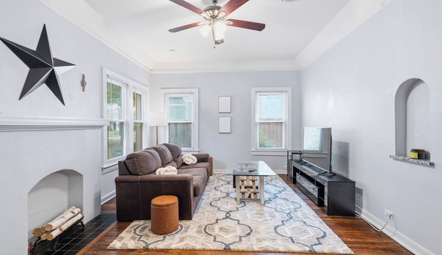 Cozy Home + Sleeps 8 + Backyard + Nightlife Gem