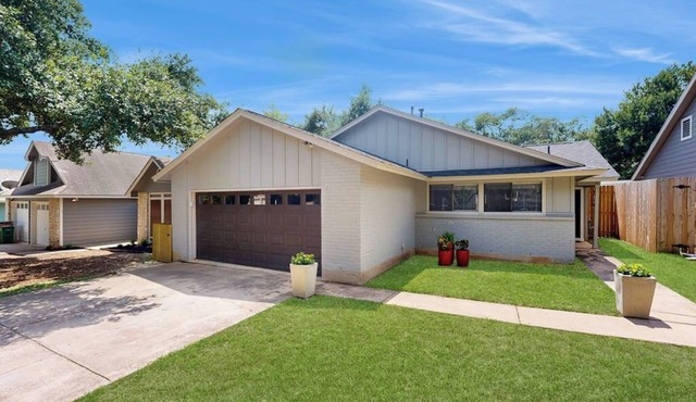 Cozy home with enclosed backyard and fire pit - Dog-friendly