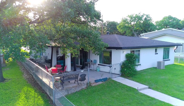 Cozy lakefront retreat with kayaks, fishing, and extra parking!