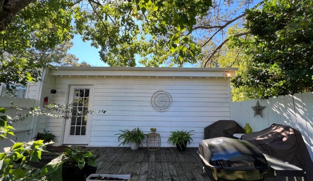 Cozy loft with parking and private patio w/grill