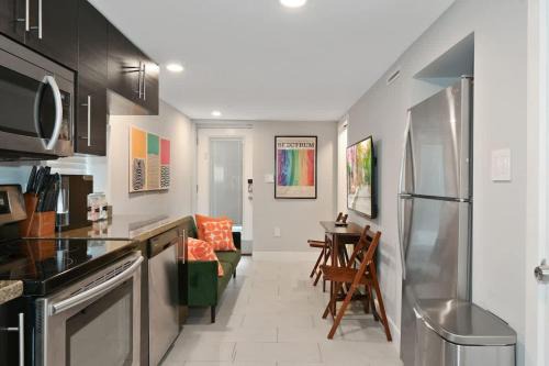 Cozy Mid-Century Apartment Steps From Restaurants #DCottage