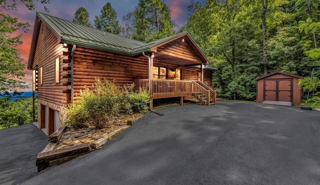 Cozy Mountain Cabin with Long-Range Views near Waterfall Park in Old Fort, NC
