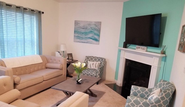 Cozy New Build on a private street near the downtown Norfolk and Greenbrier.