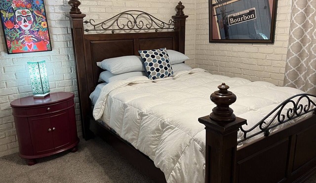 Cozy Place Downtown by the River Center minutes to LSU. Free Parking/Wifi