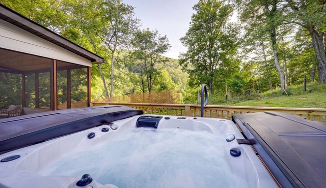 Cozy & private cottage, luxurious Hot Tub at Blue Ridge Mountains countryside