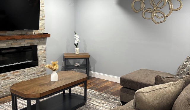 Cozy Retreat Firepit Steps to Downtown