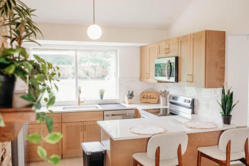 Cozy Rustic Austin Retreat - 3BR 2BA