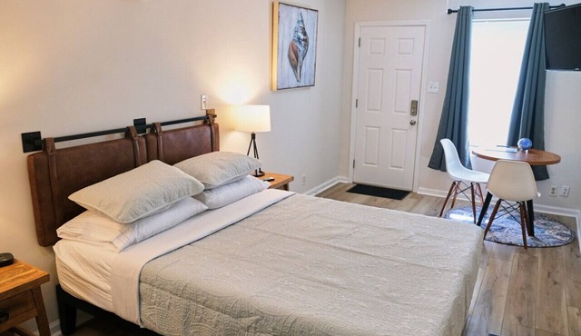 Cozy Studio - Close to Bars, Restaurants, and the Beach!