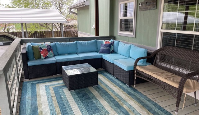 Cozy tiny home, perfect for First Monday weekend. Great front porch