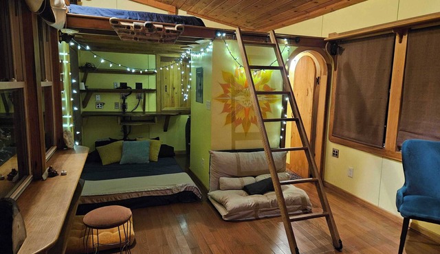 Creek Side cabin w AC, On-Site Sauna/Tea Shop/Market, Edge of Pisgah, Craggy Mtn