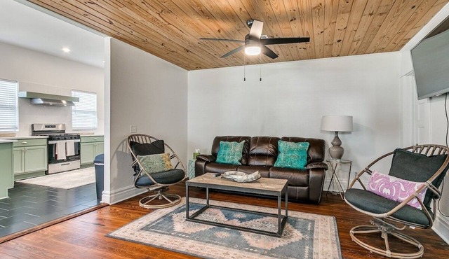 Crescent Clean and Ready! Wi-fi. Sleeps 7. Pets OK!
