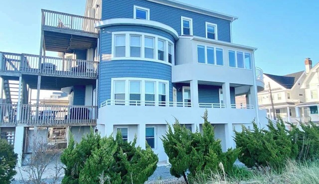Custom beachfront beach pad - boardwalk walkout