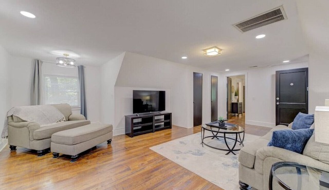 Cute Double-Suite Columbian Apartment Home!